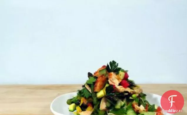 Salată De Somon De Primăvară Cu Sparanghel Prăjit