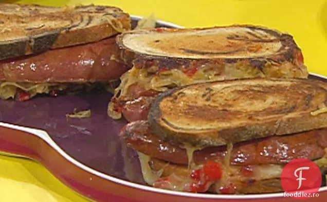 Grătar divizat Kielbasa Reubens cu varză caldă de muștar-chimen