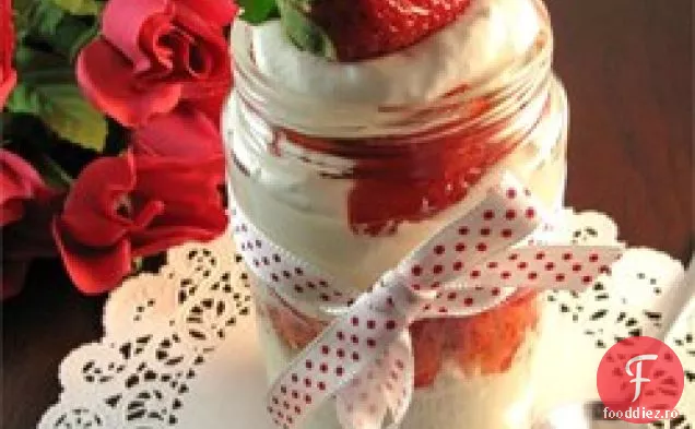 Cheesecake de căpșuni într-un borcan