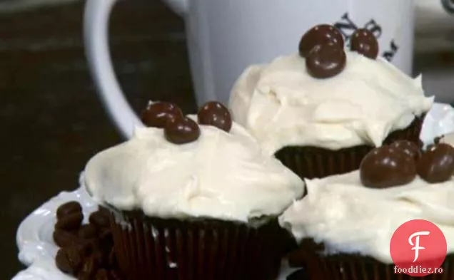 Cupcakes de ciocolată cu umplutură de cremă de cafea