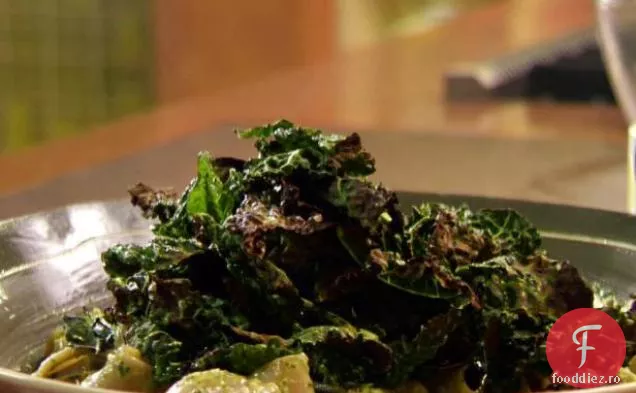 Toscan Pesto-îmbrăcat Penne cu Kale crocante cu usturoi și roșii fript Crostini