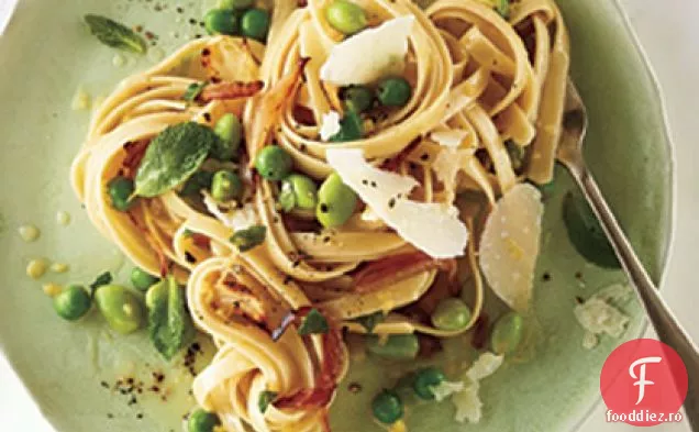 Fettuccine cu Edamame, mentă și Pecorino