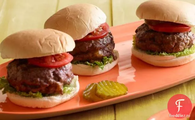 Burger umplut cu slănină, ceapă și brânză