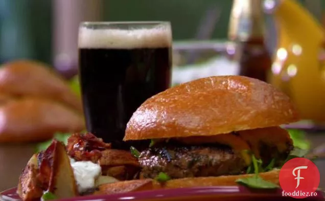 Rarebit sparge burgeri cu cartofi Pub și sos de hrean