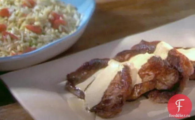 Usturoi și brânză de ierburi-salată glazurată și salată Orzo cu fenicul, roșii și Oregano