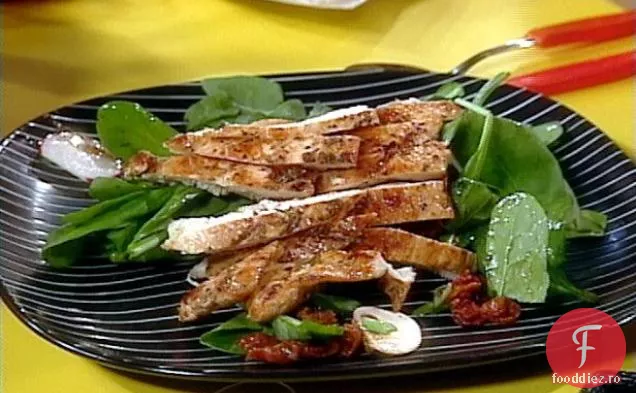 Cotlet Balsamic de pui peste salată de spanac cu ciuperci, slănină și pansament cald