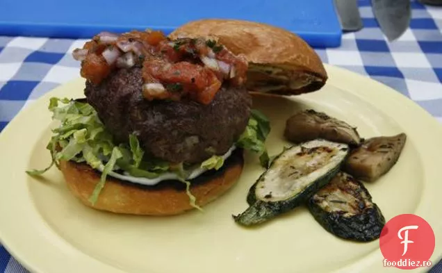 Burger umplute cu brânză și ceapă cu chutney de roșii la grătar și legume marinate