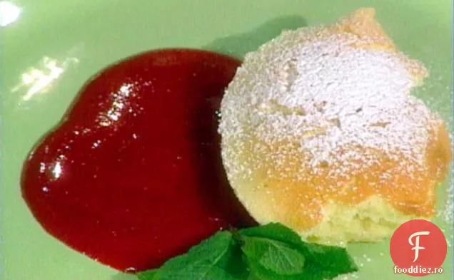 Tort de budincă de lămâie cu coulis de zmeură