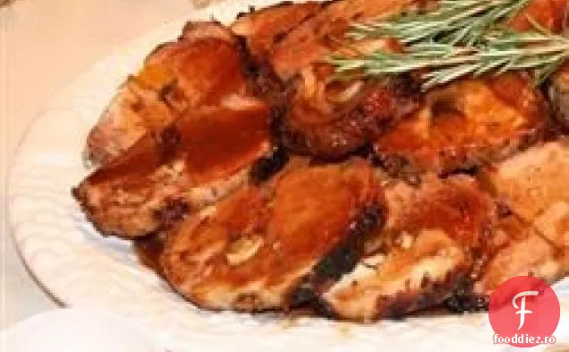 File de porc parfumat cu rozmarin umplut cu usturoi prăjit, caise uscate și afine și sos de tigaie pentru vin de Port