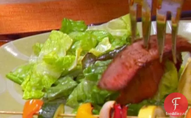 Salată de frunze roșii mărunțită cu vinetă cremoasă de vin roșu
