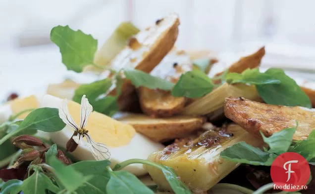 Praz prăjit și salată de cartofi