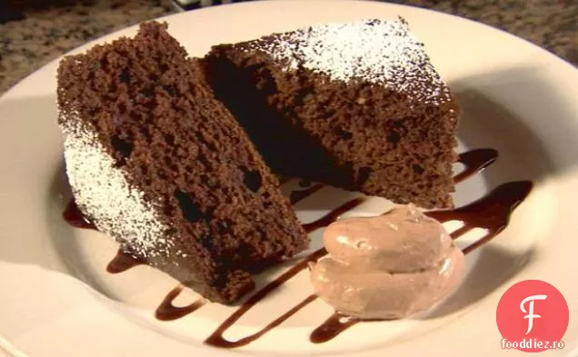 Tort de ciocolată super umed cu Topping de ciocolată-scorțișoară