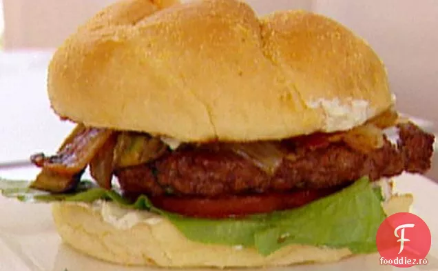 Burgeri California Avocado B-L-T la grătar cu ceapă Chipotle caramelizată