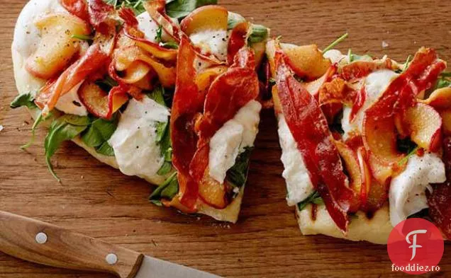 Pizza de vară la grătar cu piersici caramelizate, Burrata, rucola și Serrano crocant