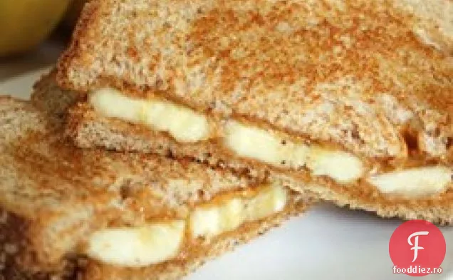 Sandwich cu unt de arahide și banane la grătar