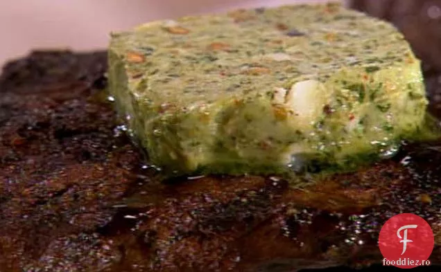 Friptură de fier plat la grătar cu unt de Pesto de fistic
