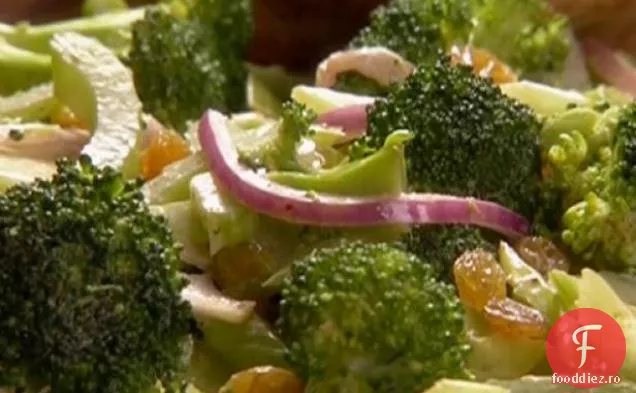 Broccoli și țelină Slaw
