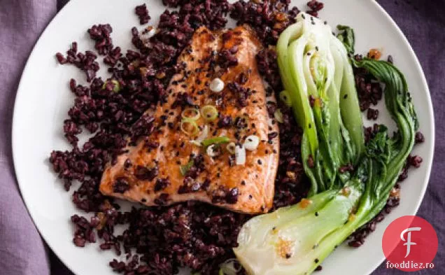 Somon Gingered peste orez negru cu Bok Choy