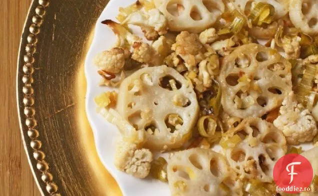 Rădăcină de Lotus prăjită cu Agave, praz și conopidă inspirată de dieta the kind a Aliciei Silverstone