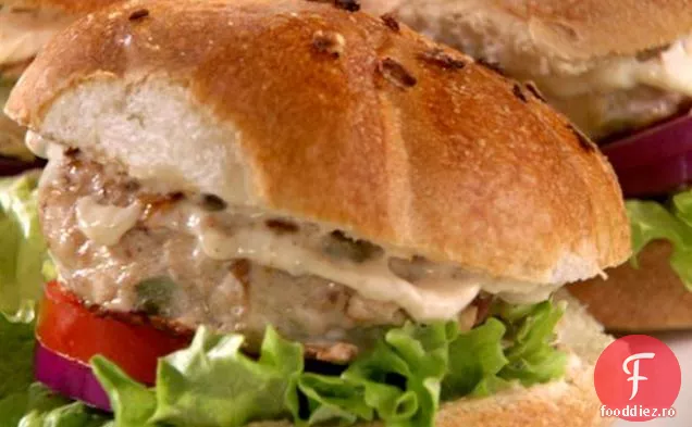 Burgeri de curcan Cajun cu cartofi prăjiți Cayenne