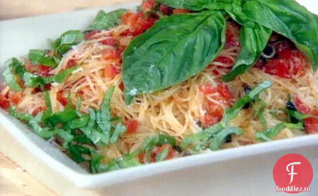 Roșii proaspete, busuioc și sos de usturoi peste paste de păr înger