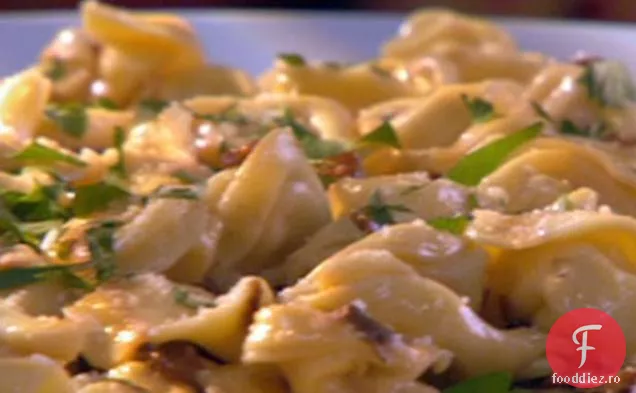 Tortellini de brânză cu sos de porcini Pecorino