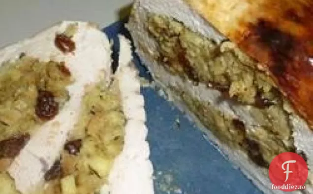 Ruladă de piept de curcan cu umplutură de mere și stafide