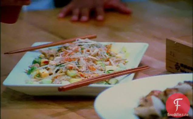 Salată thailandeză de pui și tăiței de sticlă cu pansament picant