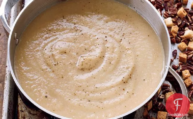 Supă de conopidă cu nuci pecan și crutoane de secară