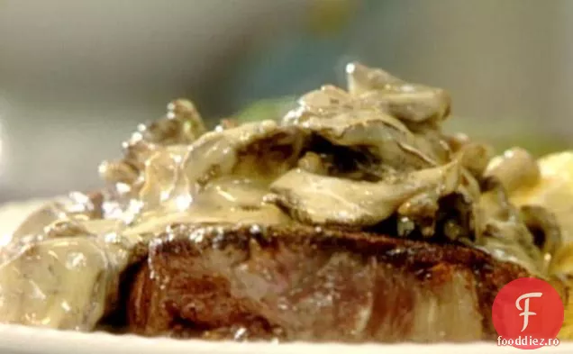 New York Strip Steak cu ciuperci Brandied și cimbru proaspăt