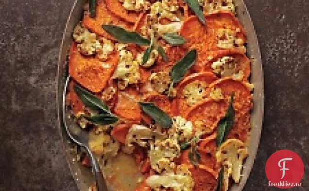 Gratin de cartofi dulci-conopidă cu frunze de salvie crocante