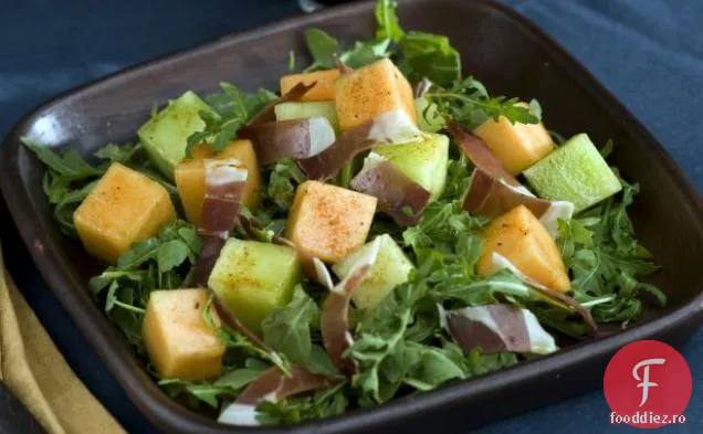 Pepene galben, rucola și șuncă Serrano cu sos de ardei afumat