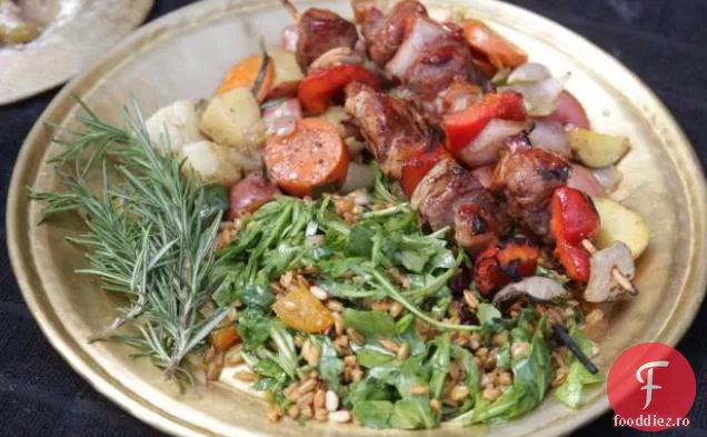 Frigarui de carne de porc în sos de vin roșu cu chutney de smochine și afine