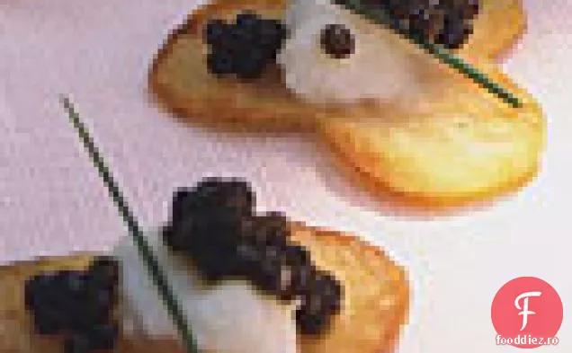 Conopidă pur și Caviar pe chipsuri de cartofi trifoi