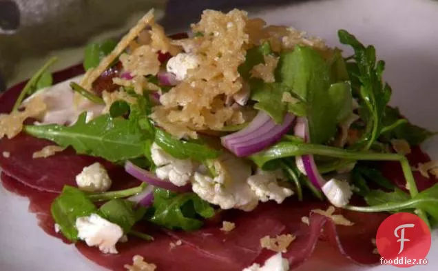 Braesola și salată de ciuperci și conopidă ușor murată cu Parmigiano crocant