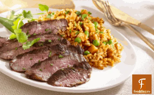 Friptură la grătar cu orez roșu de roșii