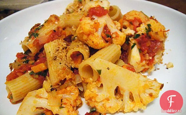 Gatiti cartea: Rigatoni cu conopida, Pecorino, ardei iute si pesmet