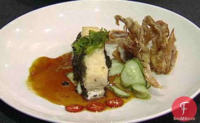 Pan Seared Rockfish sălbatic și Tempura Crab coajă moale cu ghimbir și yuzu glazura, castravete și nori prăjită