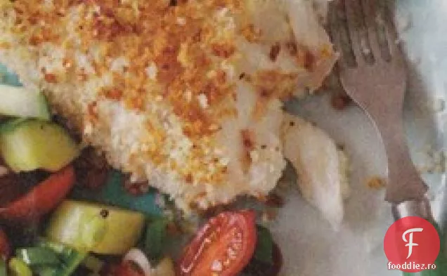 Panko-pește acoperit cu salată grecească ușoară