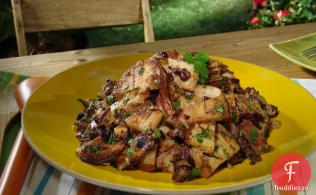 Salată caldă de cartofi la grătar cu usturoi prăjit și pansament Negru de măsline