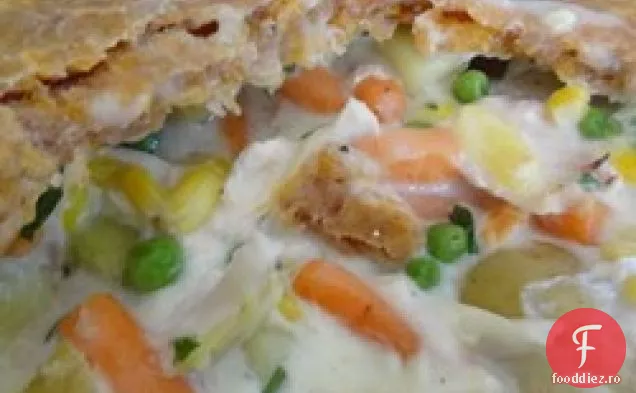 Plăcintă cu oală de pui cu crustă de Cheddar