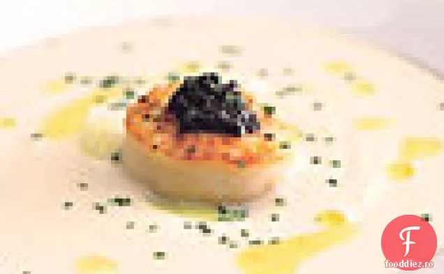 Supă de conopidă cu scoici arse, ulei de lămâie și Caviar American