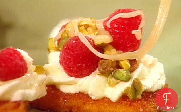 Crostini dulci de mămăligă cu Mascarpone, zmeură, fistic și miere de Lavendar