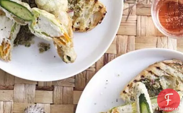 Flori de dovlecei umplute cu Ricotta, tapenadă și grilă de măsline verzi
