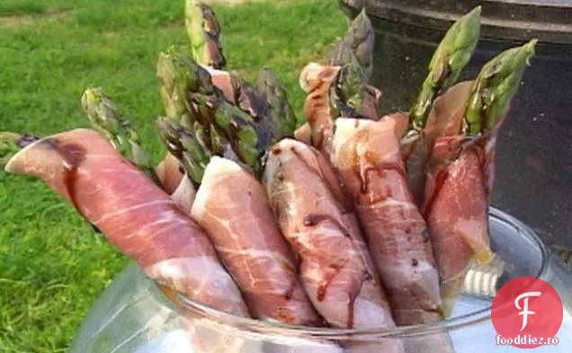 Sparanghel învelit cu Prosciutto