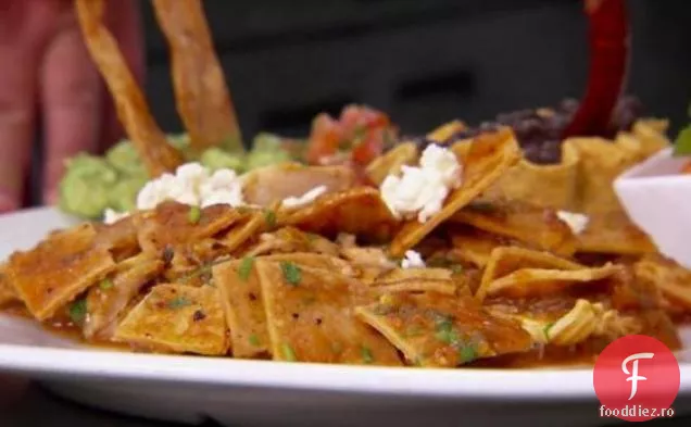 Chilaquiles Rojos (Mâncare Tradițională Mexicană Pentru Micul Dejun)