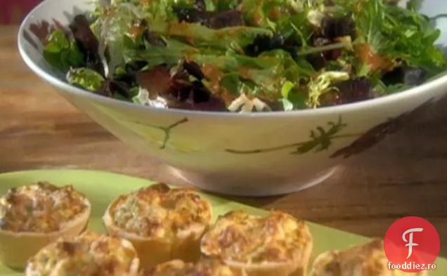 Boluri de Ricotta la cuptor cu pui și parmezan și o salată verde mixtă cu vinetă de roșii-busuioc