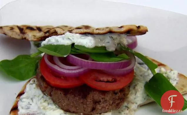 Burgeri de miel cu răspândire Feta Tzatziki