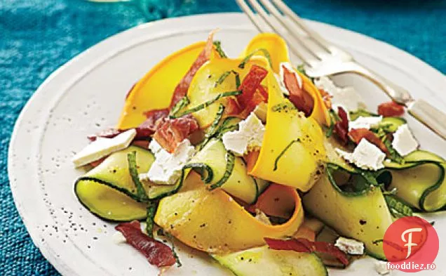 Salată de dovlecei de vară rasă cu chipsuri de Prosciutto