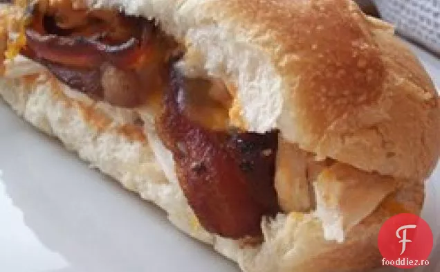 Sandwich cu pui de bivol fierbinte, slănină și brânză